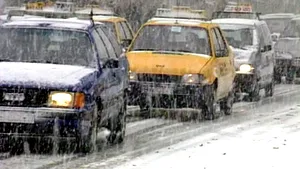 Peste 90 de accidente, în Capitală, din cauza ninsorii