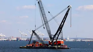 Macara masivă pusă în funcţiune pentru a îndepărta resturile podului din Baltimore