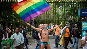 PARADĂ GAY în Franţa: Zeci de mii de persoane au defilat pe străzile Parisului - GALERIE FOTO