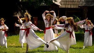 Ziua de Sânziene. De ce se spune că cerurile se deschid pe 24 iunie și ce simbolizează florile galbene