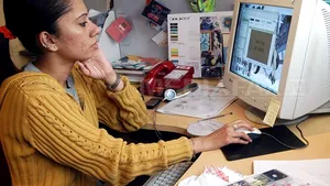 Cumpărăturile din catalog, la un click distanţă. Cât lasă româncele pe haine cumpărate din catalog