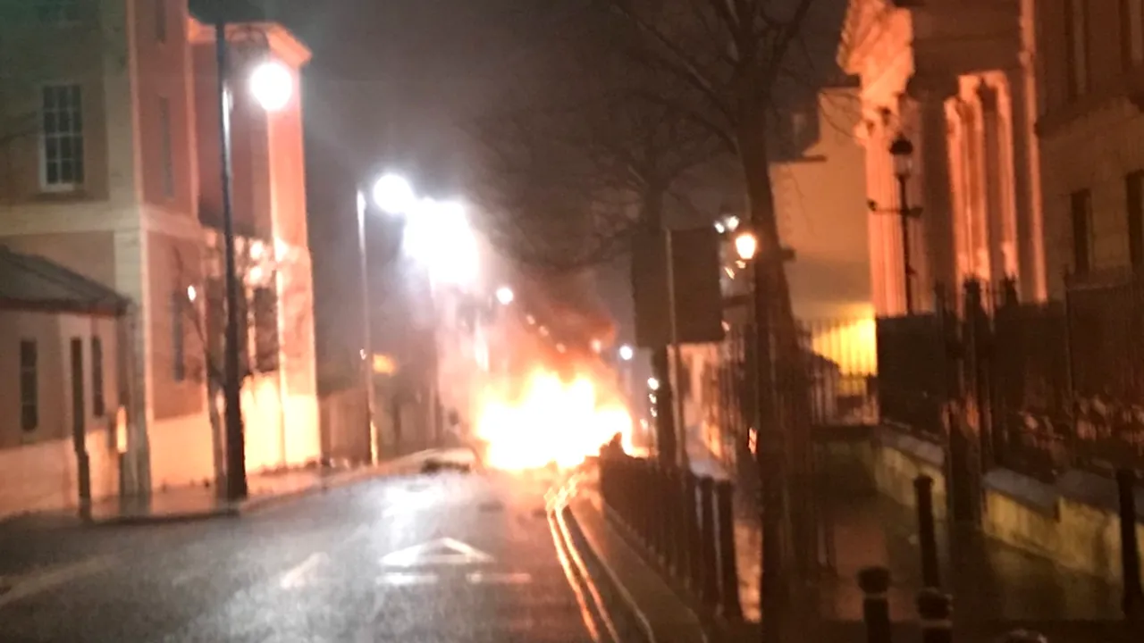 O maşină a explodat într-un oraş din Irlanda de Nord