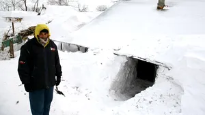 REPORTAJ: Oamenii din Glodeanu Siliştea care reuşiseră să-şi deszăpezească locuinţele, din nou sub nămeţi