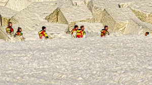 „Accident teribil” în Olanda. Cinci surferi au murit din cauza unui strat enorm de spumă pe mare