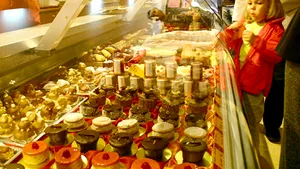 Românii cheltuiesc 43 de milioane de euro pe cadouri dulci în decembrie