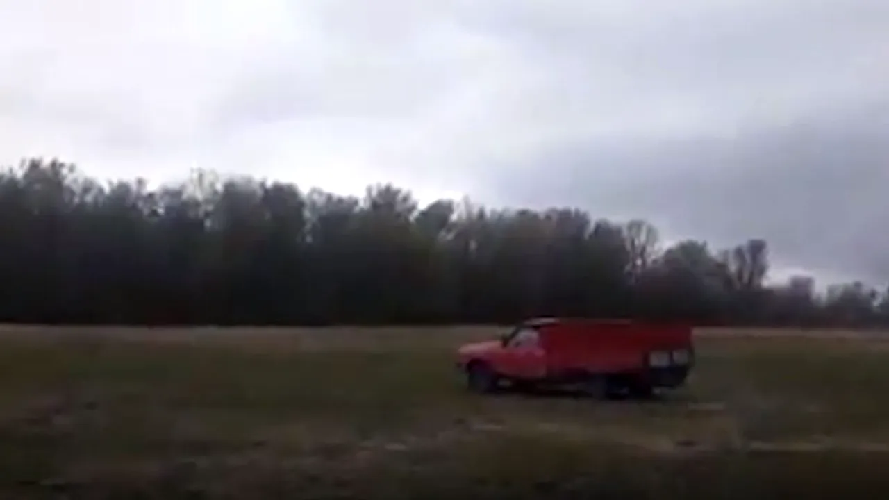 Răzbunare violentă: Bărbat urmărit pe un câmp şi călcat intenţionat cu maşina de un sătean. Imaginile, filmate de familia victimei | VIDEO