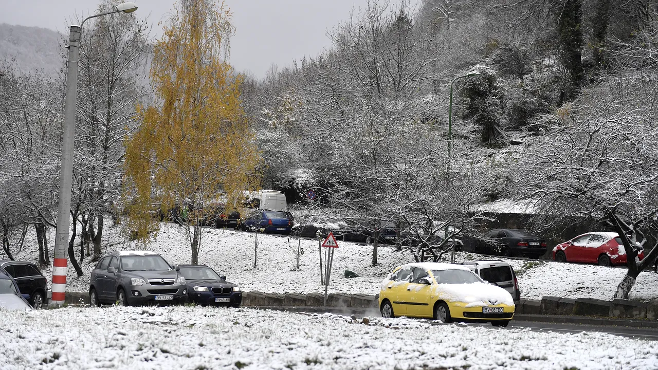 Maşini blocate în zăpadă din cauza lipsei anvelopelor de iarnă