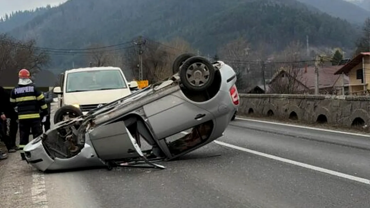 Accident rutier într-o comună din Neamț: O mașină s-a răsturnat pe cupolă. Șoferul, transportat la spital