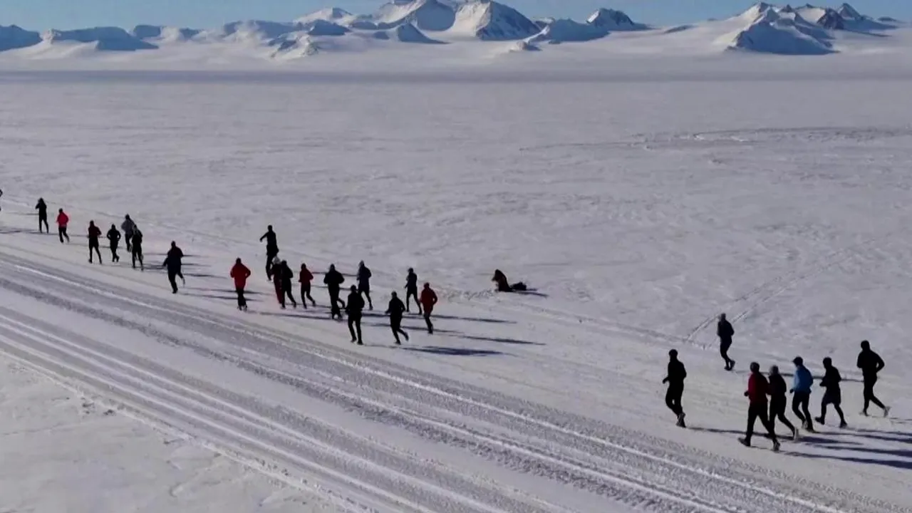 Maratonul extrem al Antarcticii: 42 de kilometri sub zero grade, printre peisaje uluitoare şi vânturi puternice
