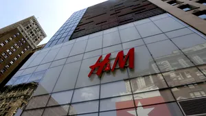 Cei mai mulţi tineri care se întorc din străinătate au un ŞOC atunci când intră în magazinele H&M: ”Cum e posibil aşa ceva?”. Adevărul pe care nu mulţi îl ştiu 
