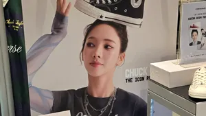 Converse retrage o reclamă după un val de critici. Ce au văzut oamenii în fotografia cu o vedetă K-pop