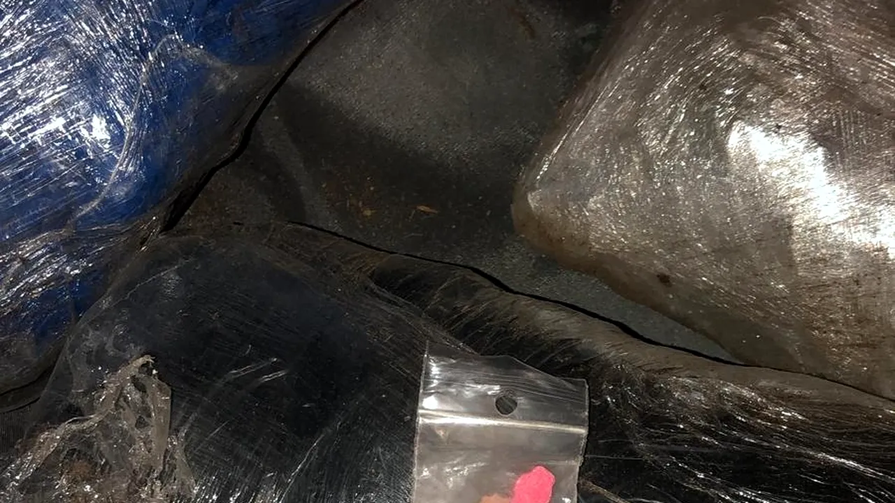 FOTO. Maramureş: Tineri care aveau 2,5 kg de cannabis în troller, prinşi de poliţişti
