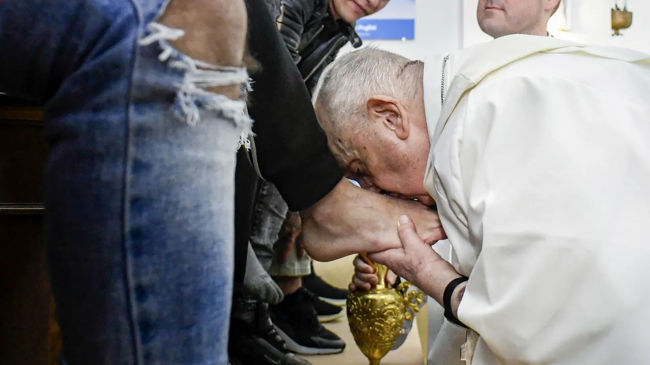 Papa a spălat în Joia Mare picioarele a 12 tineri deţinuţi, din mai multe ţări, inclusiv România