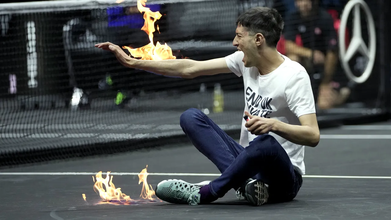 Meciul din Laver Cup a fost întrerupt pentru scurt timp după ce un protestatar şi-a dat foc la braţ 