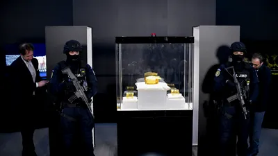 FOTO&VIDEO Coiful de la Coțofenești și două brățări dacice recuperate au ajuns în România