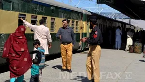 Cel puţin şase morţi într-un atac comis împotriva unui tren de pasageri în Pakistan