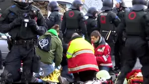 CONFRUNTĂRI între poliţie şi protestatari în Germania: Aproape 70 de poliţişti au fost răniţi - VIDEO