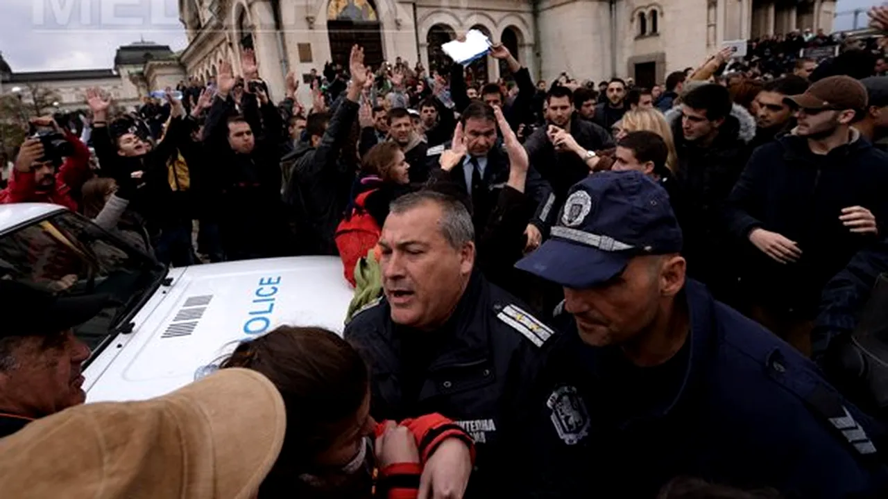 Studenţii bulgari au încercat să blocheze politicienii în Parlament. Patru oameni au fost răniţi, iar alţi 24 au fost reţinuţi de poliţie