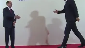 Ponta, şchiopătând uşor către preşedintele Albaniei, la SEECP: Îmi cer scuze, dar am jucat baschet şi... - VIDEO