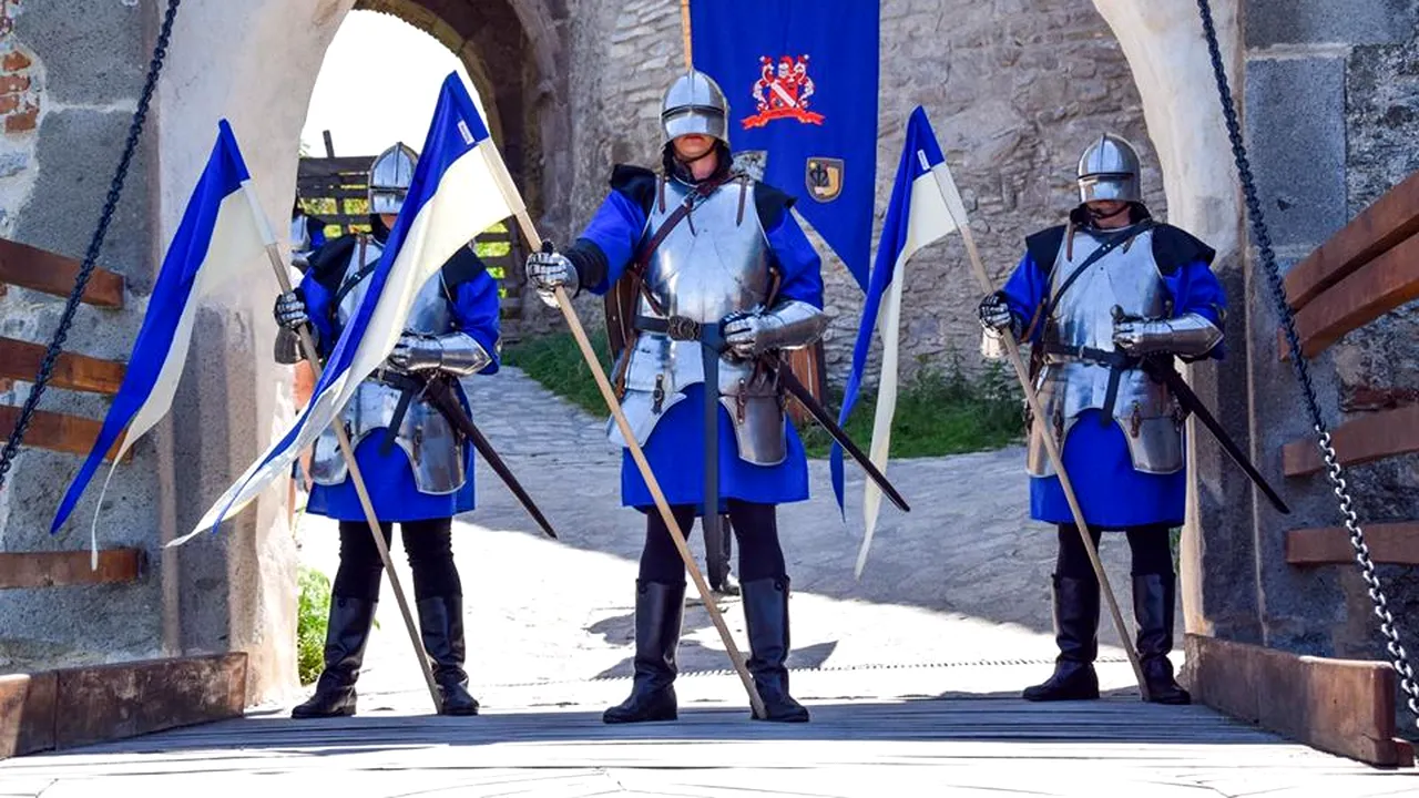 FOTO | Turiştii care vizitează Cetatea Devei se pot fotografia alături de Garda Cetăţii