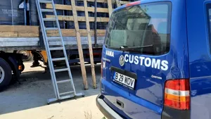 Parfumuri, ochelari de soare şi genţi contrafăcute, în valoare de 37 de milioane de lei, găsite de vameşi într-un camion ucrainean