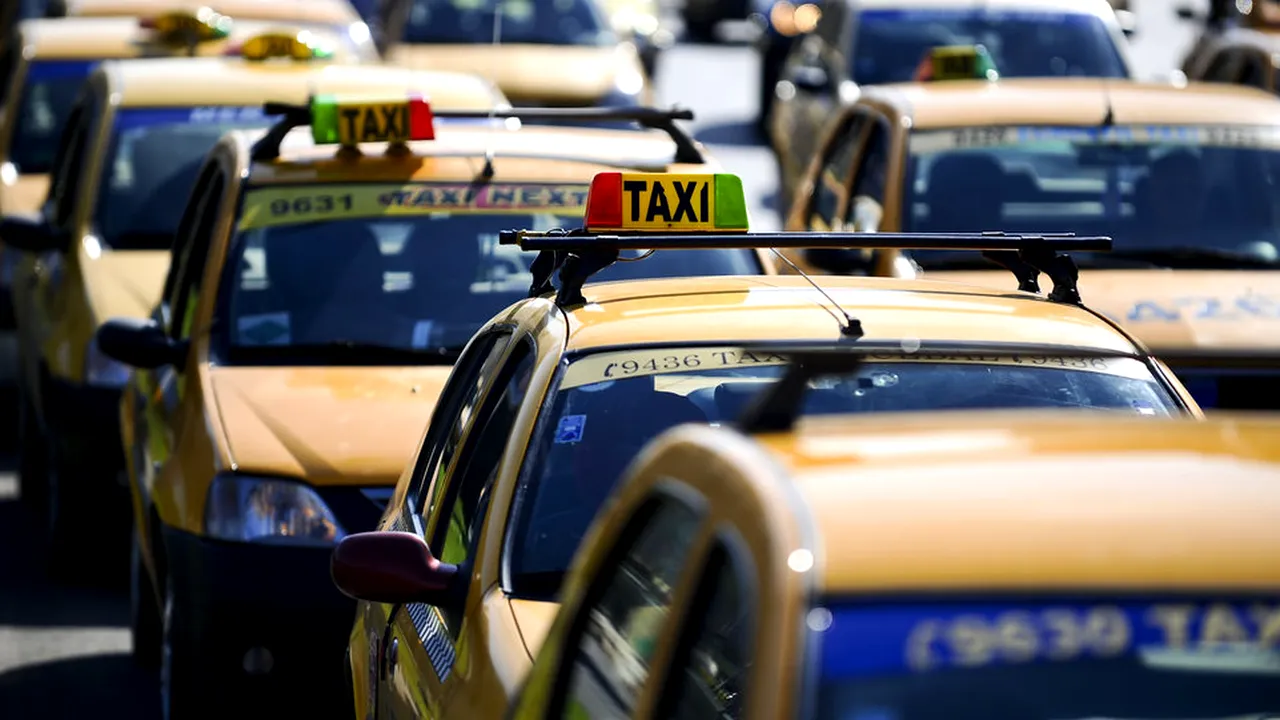 Incidente la mitingul COTAR: Protestatarii au aruncat cu ouă într-un taxi care transporta clienţi/ Un alt incident a pornit de la nişte „semne obscene”