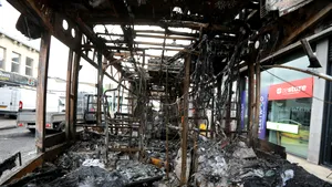 Haos în Irlanda de Nord. Protestatarii au incendiat vehicule, iar poliția a intervenit cu tunuri de apă