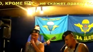 Succes pe Internet pentru foşti paraşutişti ruşi care cântă împotriva lui Vladimir Putin - VIDEO