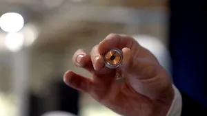 Microcip care detectează infectarea cu virusul SARS-CoV-2 şi un filtru care extrage virusul din sânge, create la Pentagon