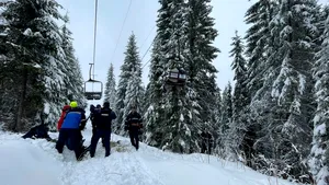 Nouă turişti, blocaţi în telescaun la Vatra Dornei