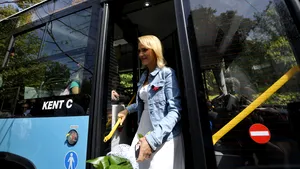 Firea, după ce a fost acuzată că nu a cumpărat autobuze din România: PNL să modifice legea. „Mingea este la ei”