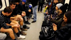 No Pants Subway Ride 2016: Bucureştenii, invitaţi să meargă cu metroul, fără pantaloni, pe 10 ianuarie