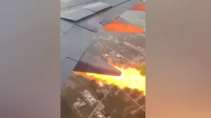 Motorul unui avion a luat foc în zbor şi i-a speriat de moarte pe pasageri