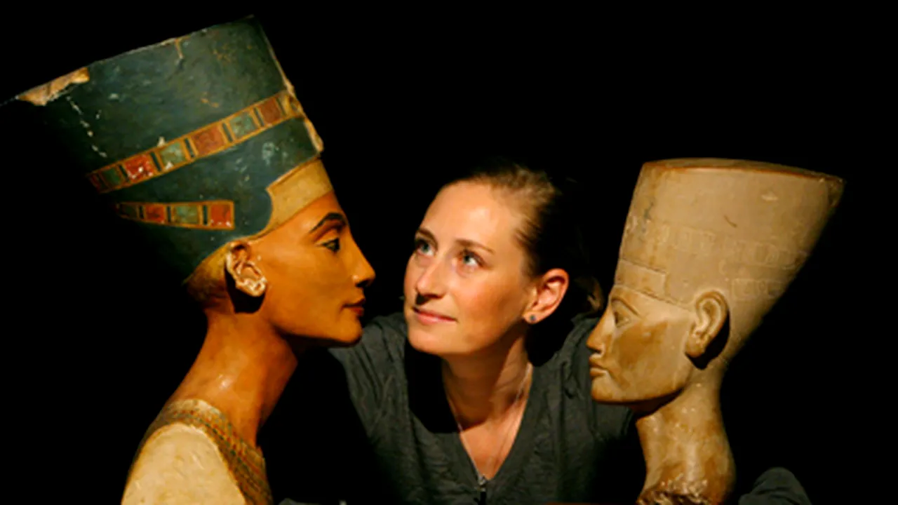 Nefertiti era frumoasă sau doar bine machiată? (Galerie Foto)