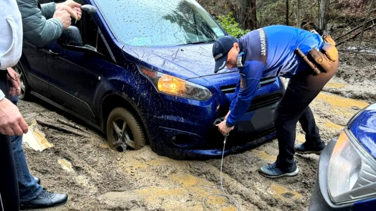 Patru turiști care au vrut să ajungă la Chilia lui Arsenie Boca au rămas blocați pe drumul forestier