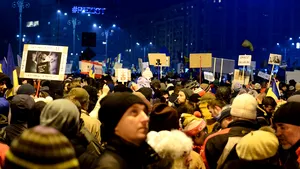 Sute de protestatari din Ploieşti, întâmpinaţi de tineri din PSD cu mesajul: „Români suntem toţi”
