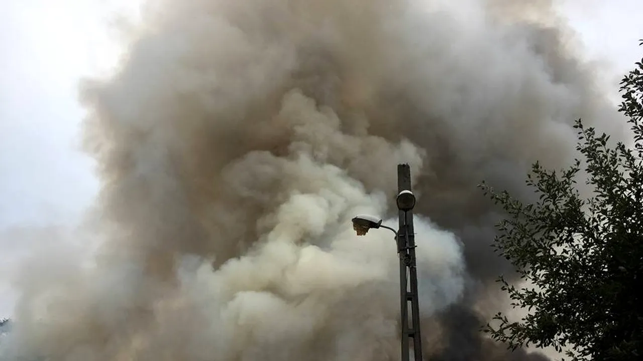 Incendiu puternic la un centru de colectare a gunoaielor din Timişoara. Fumul, vizibil de la câţiva kilometri| FOTO