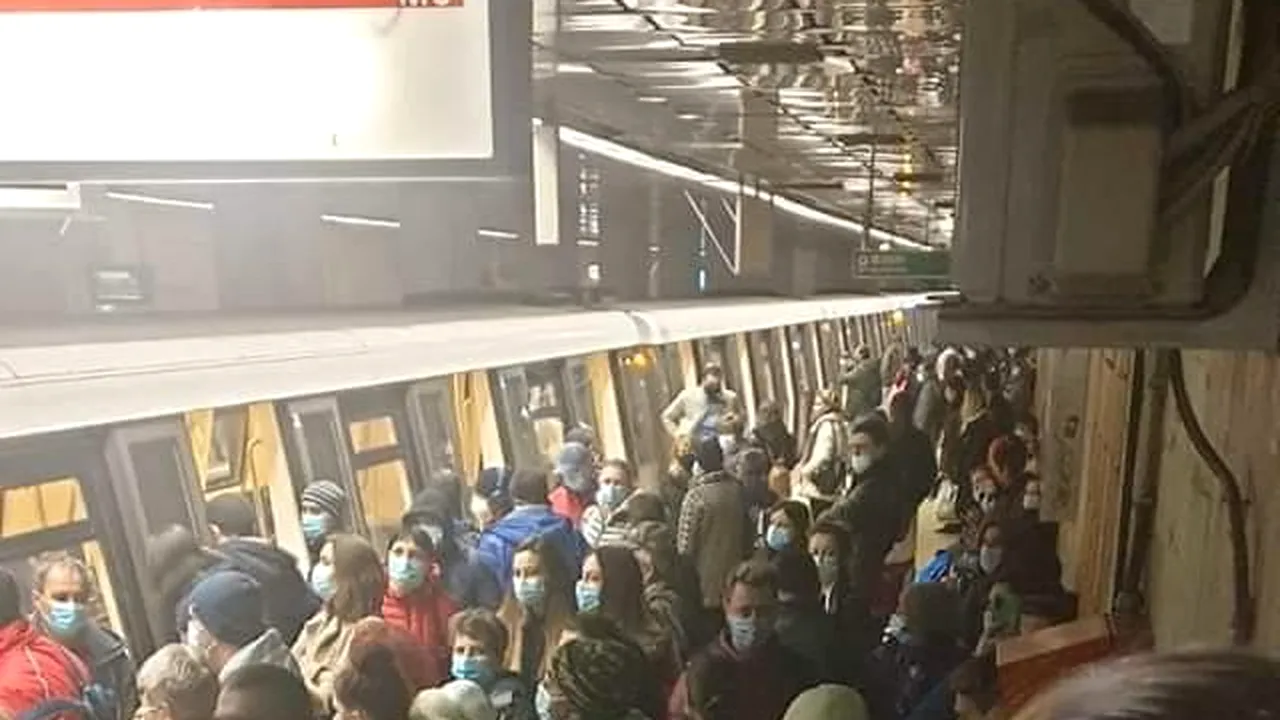 VIDEO Aglomeraţia de la metrou: Circulatia trenurilor pe Magistralele 1 si 3 se desfăşoară cu dificultate
