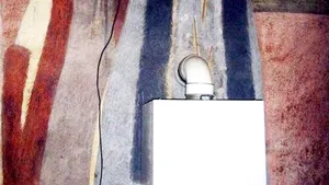 FOTO. Situaţie revoltătoare: Centrală termică montată peste o pictură veche de două secole, într-o biserică din Târgu-Jiu