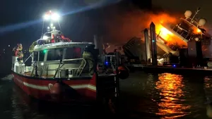 Tragedie pentru Marc Anthony: Iahtul cântăreţului american, în valoare de 7 milioane de dolari, a ars complet. VIDEO