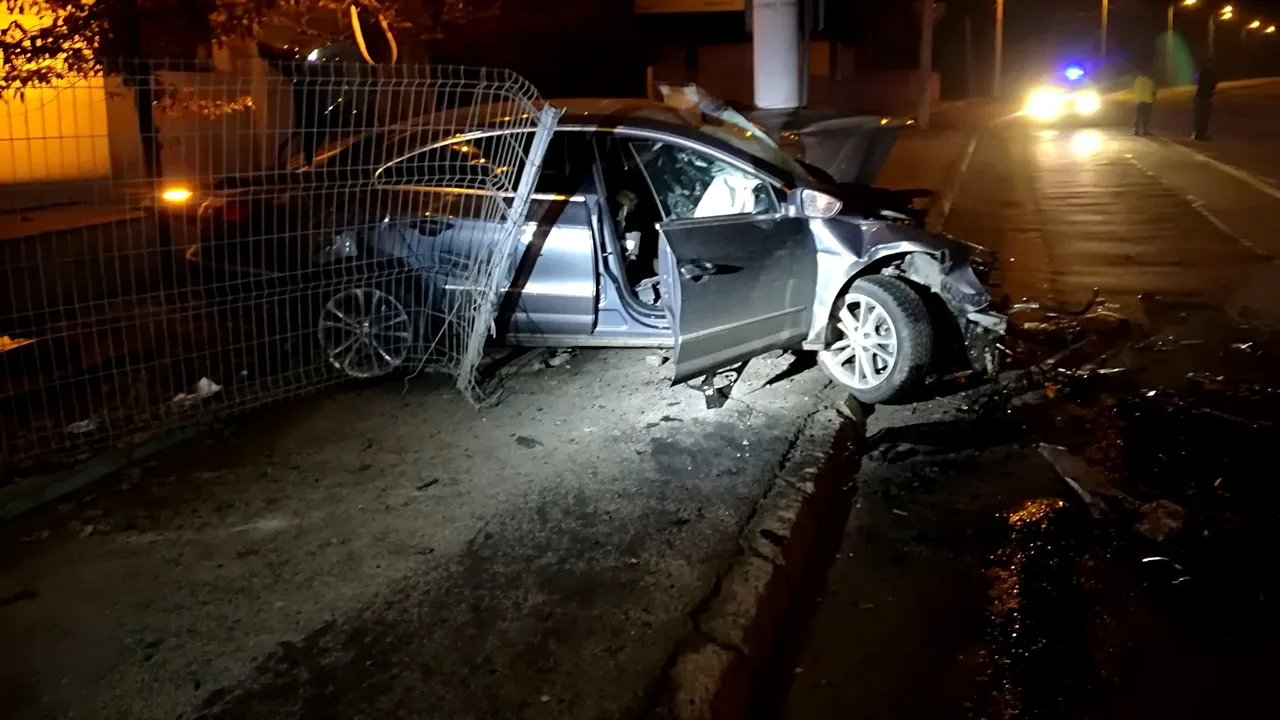 Un bărbat a murit după ce maşina pe care o conducea s-a izbit de un stâlp