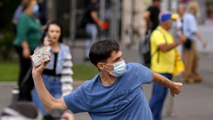 SOCIAL Percheziții în București și 15 județe după protestul din Piața Victoriei. 29 de mandate și 30 de persoane duse la audieri