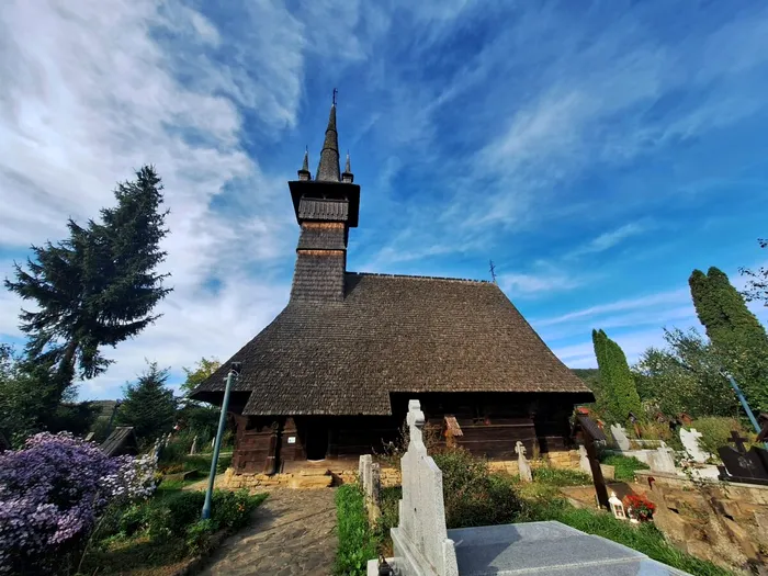 Biserica Sfinții Arhangheli -Rogzoz 
