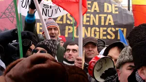 Manifestanţii de la Iaşi scandează împotriva lui Antonescu, Ponta şi Băsescu - FOTO