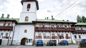 GALERIE FOTO, VIDEO Premierii român şi moldovean au mers la mânăstire. Mitropolitul Teofan le-a fost ghid: Partea spirituală uneşte România şi Republica Moldova