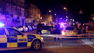 Adolescent, inculpat după atacuri cu acid, comise joi noapte la Londra. Mai multe persoane, la spital, cu răni 