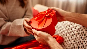 Lista celor mai neinspirate cadouri de Valentine’s Day: bărbaţii se prefac, femeile îşi donează cadourile şi nimeni nu primeşte ce vrea