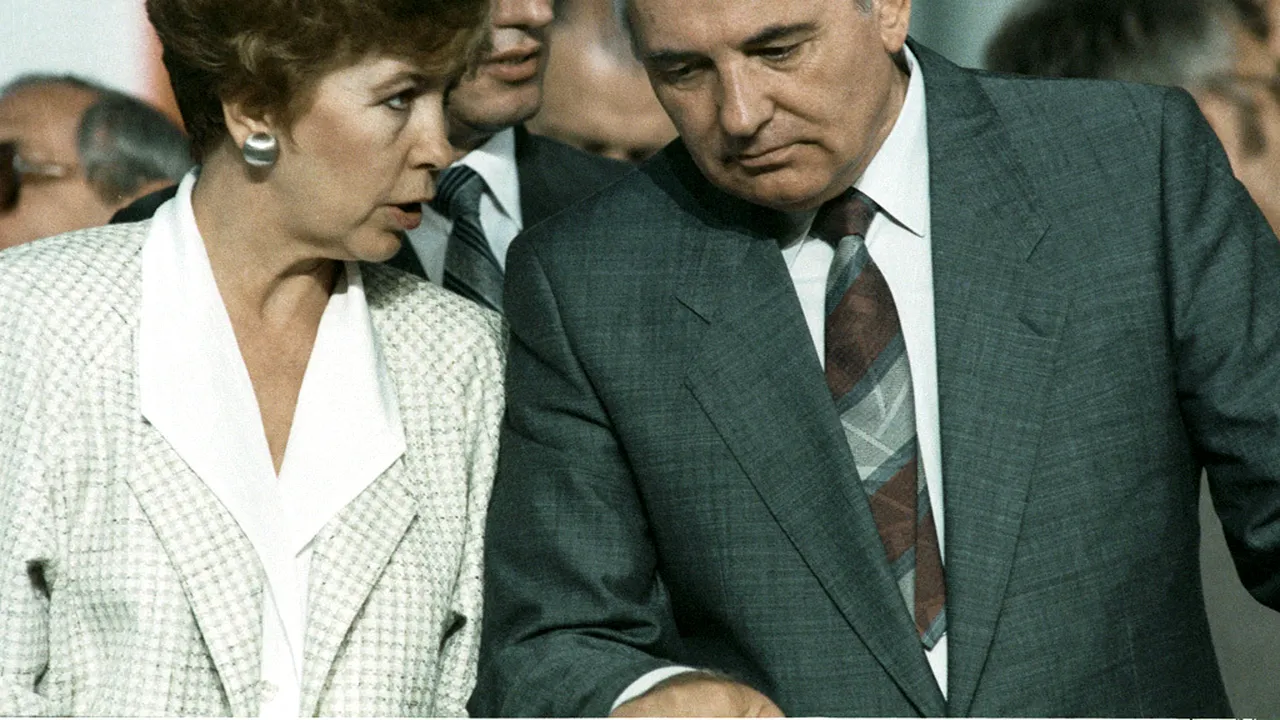 Revoluţia din 1989 şi teoriile conspiraţiei. Ce l-ar fi determinat pe Gorbaciov să iniţieze răsturnarea lui Ceauşescu (Partea a III-a)
