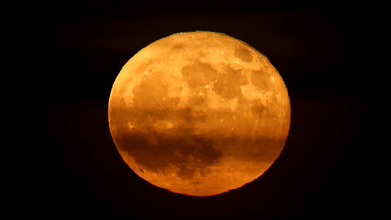 Satelitul natural al Pământului se transformă într-o ”căpșună”. Când are loc fenomenul astronomic ”Luna Căpșună”