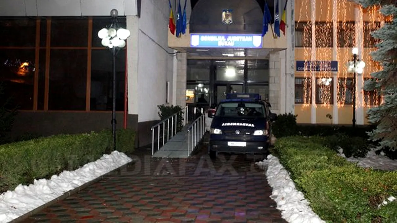 Percheziţiile la CJ Buzău s-au încheiat după opt ore. Anchetatorii au ridicat saci cu documente